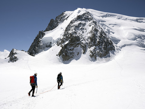 Un alpiniste meurt au Mont-Blanc après la chute d'un bloc de glace