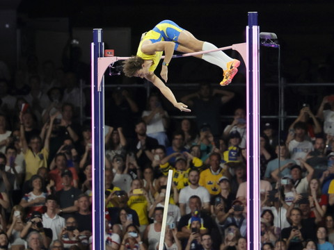 Record du monde pour Armand Duplantis, encore champion olympique