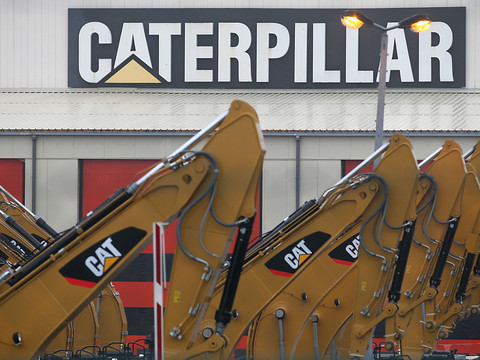 Caterpillar dépasse les attentes malgré une baisse des volumes