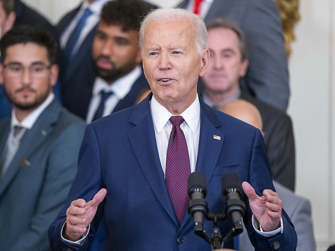 Biden admet avoir jeté l'éponge sous pression de son camp démocrate