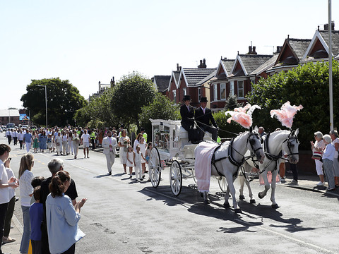 Foule et émotion pour les obsèques de la fillette tuée à Southport