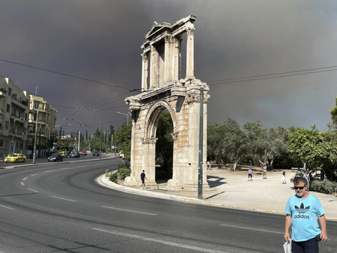 Multiplication des incendies de forêt en Grèce et en Algérie