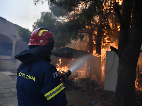 Athènes menacée par les flammes, la Grèce appelle l'UE à l'aide