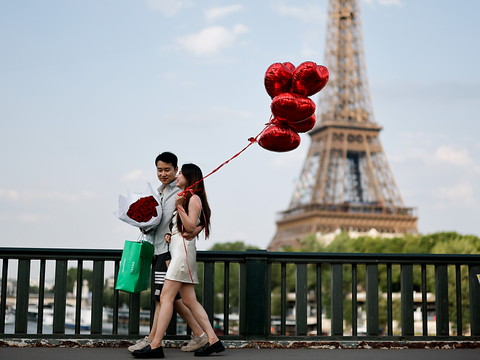 Paris: jugée dangereuse, la passerelle Bir Hakeim fermée au public