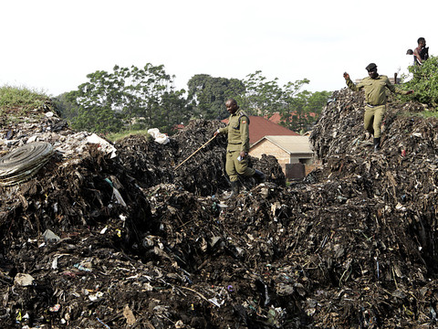Effondrement d'une décharge en Ouganda: le bilan monte à 30 morts