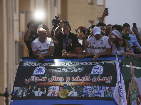 Imane Khelif acclamée par une foule immense dans sa région natale