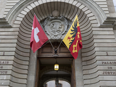 Un homme blessé par un sac poubelle vraisemblablement piégé