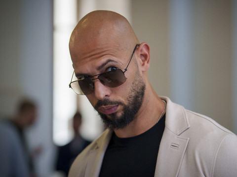 L'influenceur britannique Andrew Tate en garde à vue en Roumanie