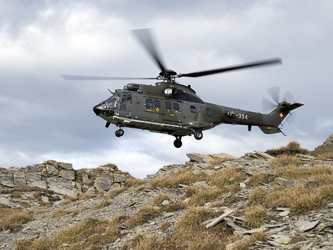 L'armée transportera un hélicoptère dans un avion