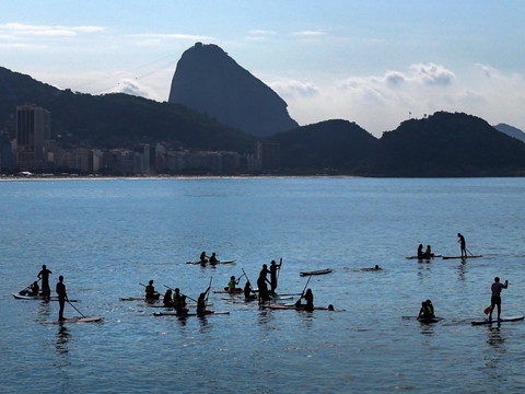 Une centaine de paddleurs secourus après des vents violents à Rio