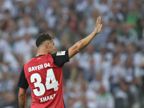Leverkusen a eu chaud, Xhaka et Elvedi buteurs