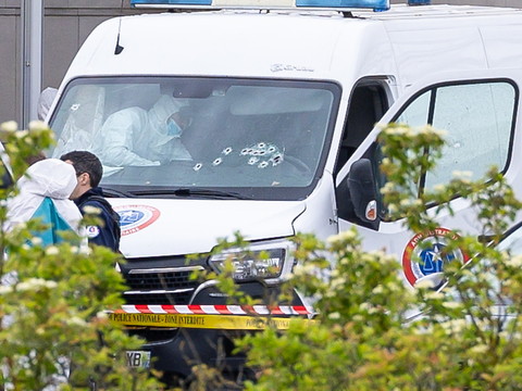 France: voitures incendiées et explosion devant une synagogue
