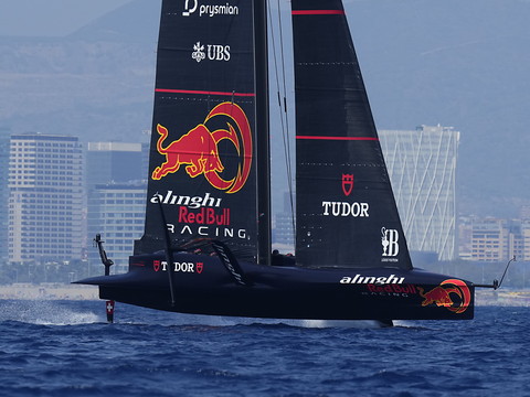 Deux défaites pour Alinghi samedi à Barcelone