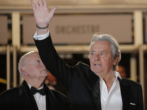 Obsèques d'Alain Delon: des admirateurs devant la propriété