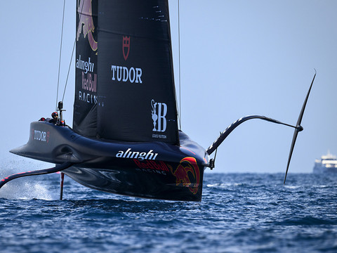 Alinghi battu d'emblée par le défi français