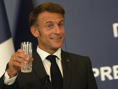 Macron à Belgrade, la Serbie achète douze avions de combat Rafale