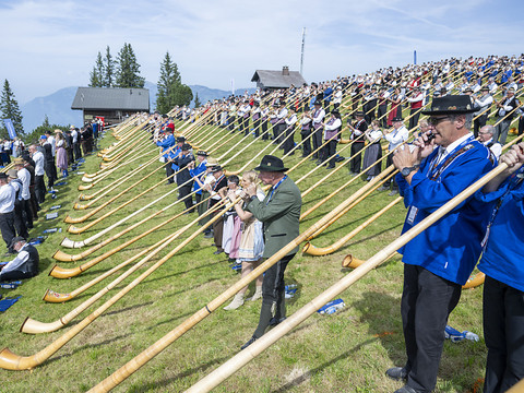 Record pour un millier d'adeptes du cor des Alpes à Nidwald