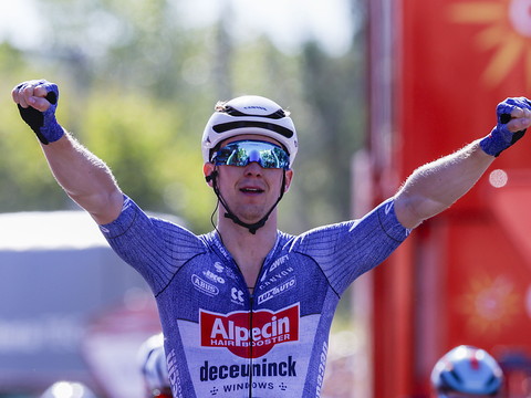 Kaden Groves mate Van Aert au sprint et remporte la 14e étape
