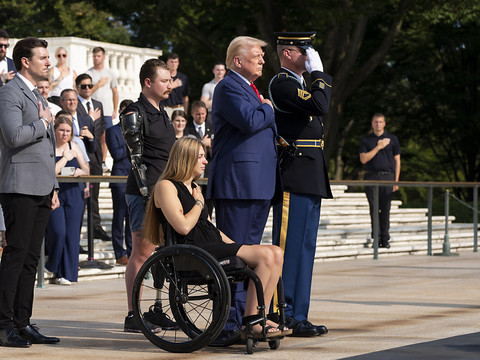 Trump pris dans la controverse sur sa visite dans un cimetière