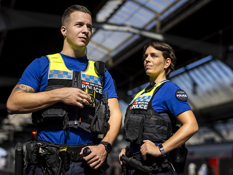 La police des CFF patrouille avec des caméras corporelles
