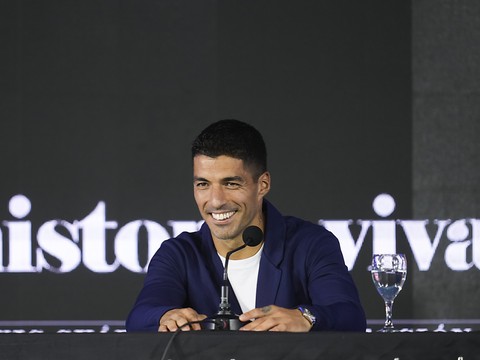 Le footballeur Luis Suarez annonce sa retraite internationale