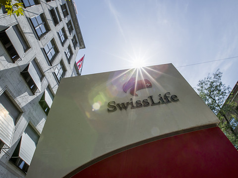 Swiss Life avance modestement sur six mois