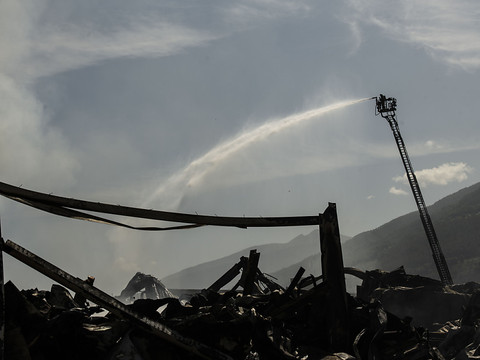 Zone industrielle de Vétroz (VS): incendie partiellement maîtrisé