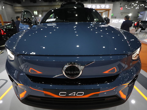 Volvo Cars renonce à son objectif du tout électrique en 2030