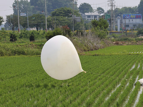 La Corée du Nord envoie de nouveaux ballons de déchets vers le Sud