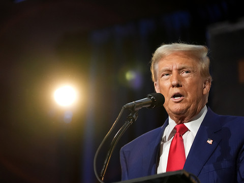 L'accusation et la défense de Trump bataillent devant le tribunal