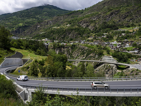 Pont aérien pour les touristes bloqués dans la vallée de Saas