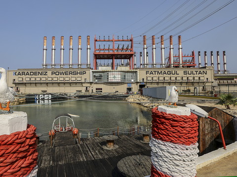 L'Equateur teste une centrale flottante face à la crise énergétique