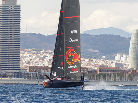 Alinghi se hisse en demi-finale de la Louis Vuitton