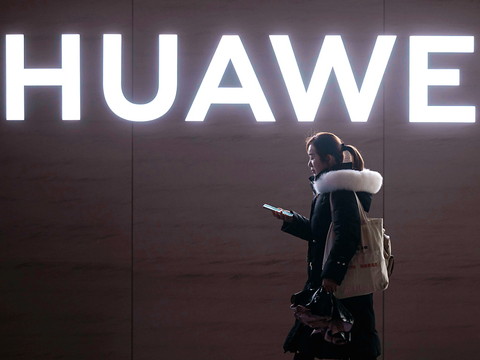 Huawei dévoile le premier portable au monde pliable en trois