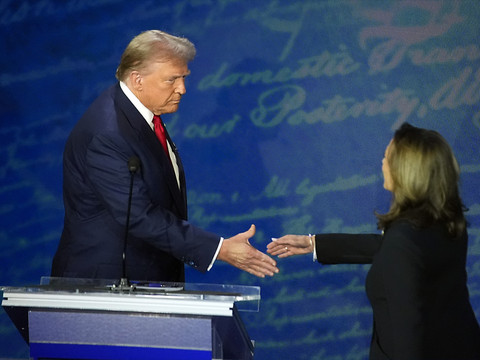 Harris et Trump échangent une poignée de main et débute le débat