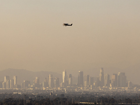 L'état d'urgence décrété à Los Angeles, menacé par les incendies
