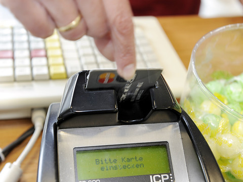 Des cartes de paiement pour les requérants d'asile