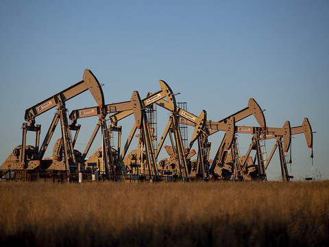 Pétrole: la faible croissance de la demande plombe les prix