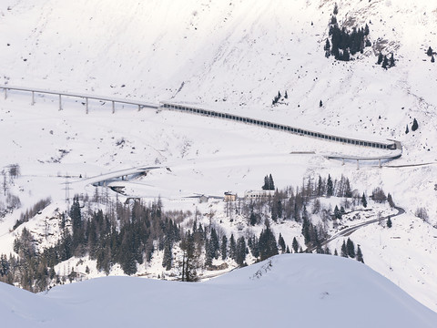 Plusieurs routes de cols suisses fermées à cause de la neige