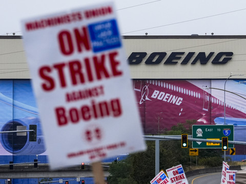 Boeing annonce réduire ses dépenses, envisage du chômage technique