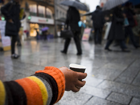 La mendicité fait grand débat sur ses restrictions en ville