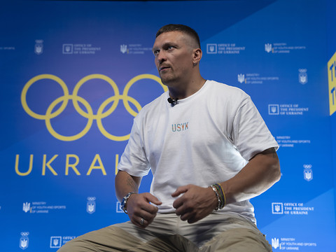 Usyk brièvement arrêté à Cracovie