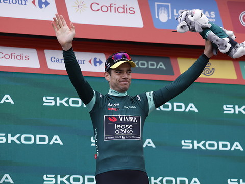 Wout Van Aert prolonge 