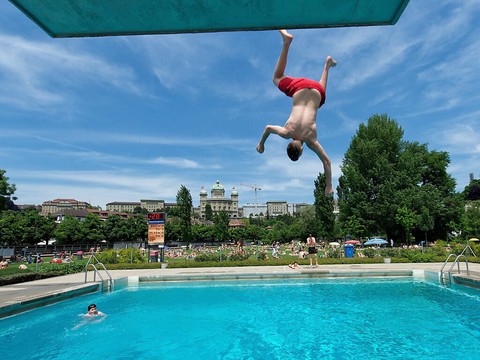 Baisse de fréquentation dans les piscines et bains publics du pays