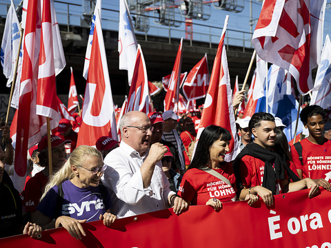 Des milliers de manifestants à Berne pour de meilleurs salaires
