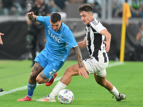 Naples contrarie la Juventus