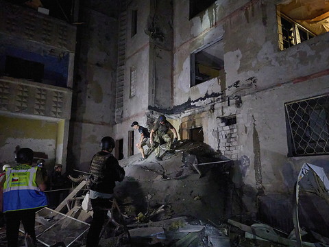 Une frappe russe fait une vingtaine de blessés à Kharkiv