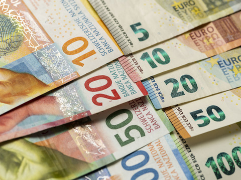 Transparence peu contraignante sur le financement de partis à Zoug