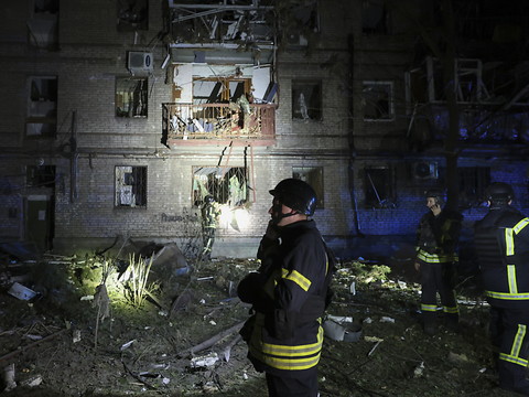 Des frappes russes en Ukraine font un mort et 23 blessés