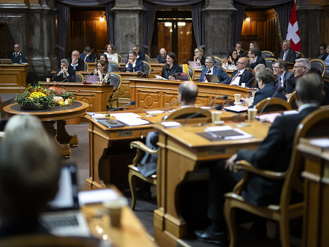 Contributions versées aux personnes placées sur un pied d'égalité